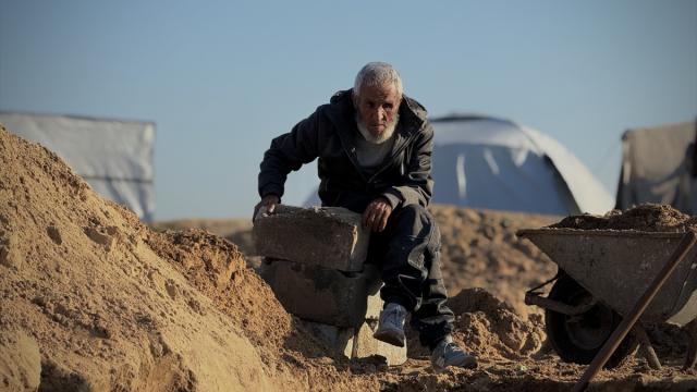 Filistinli mezar kazıcı, ilerlemiş yaşına rağmen mesleğini sürdürüyor