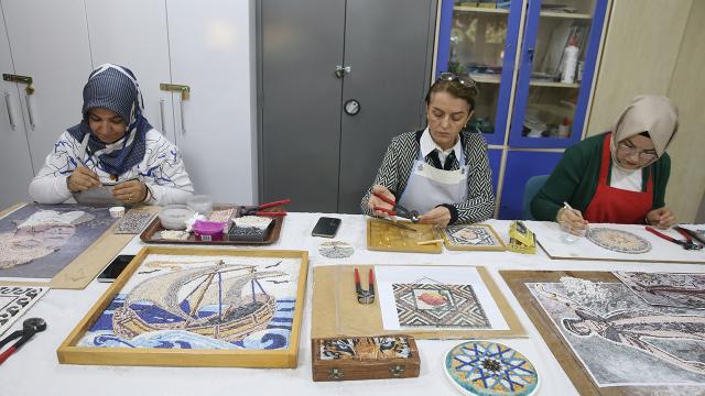 Tarihi mozaikler kadınların elinde yeniden hayat buluyor