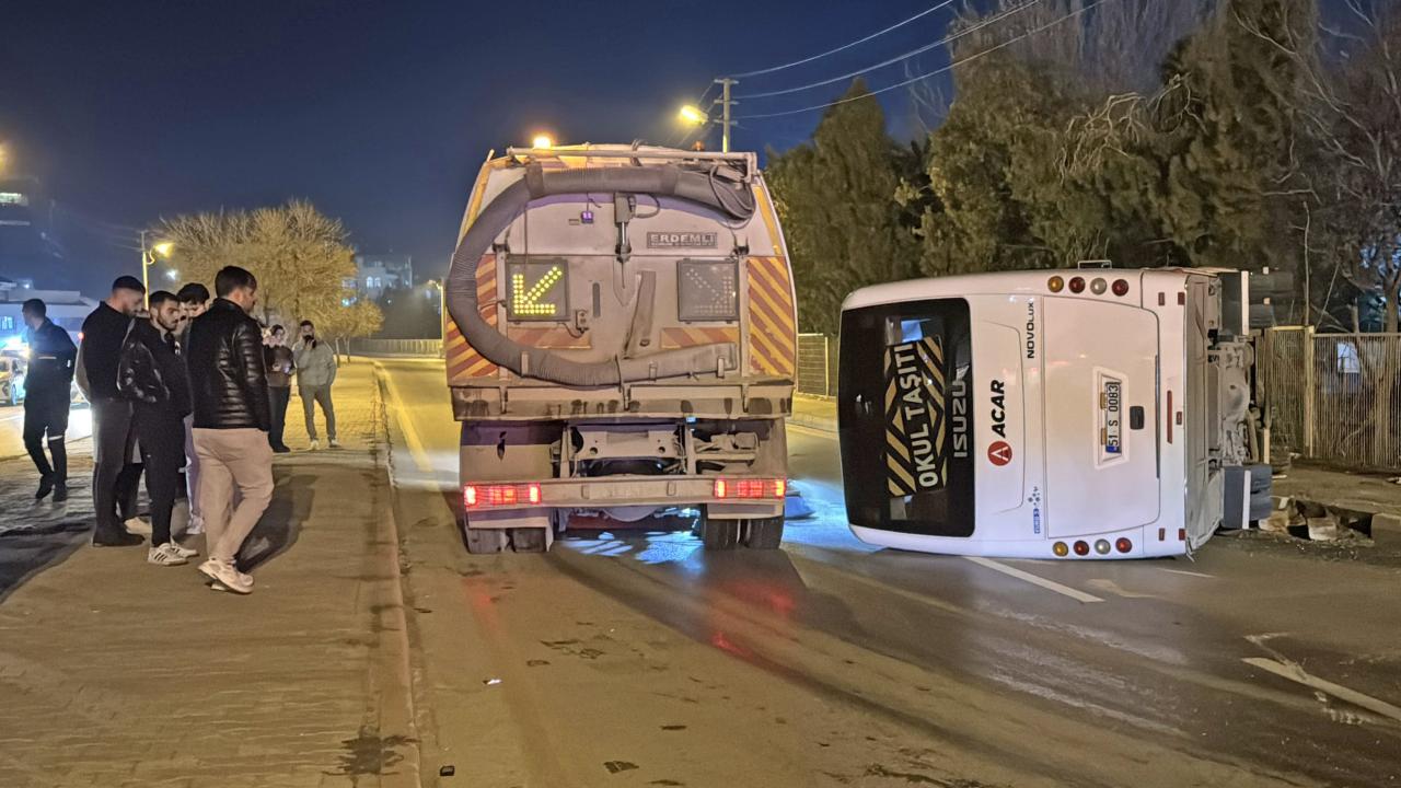 Niğde'de işçi servisi ile otomobilin çarpıştığı kazada 13 kişi yaralandı