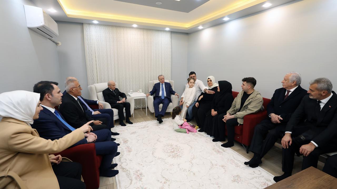 Cumhurbaşkanı Erdoğan, Hatay'da depremzede Karakuş ailesini ziyaret etti