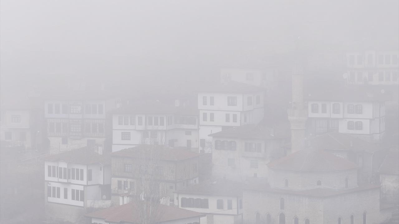 Safranbolu'nun tarihi yapıları sisle kaplandı