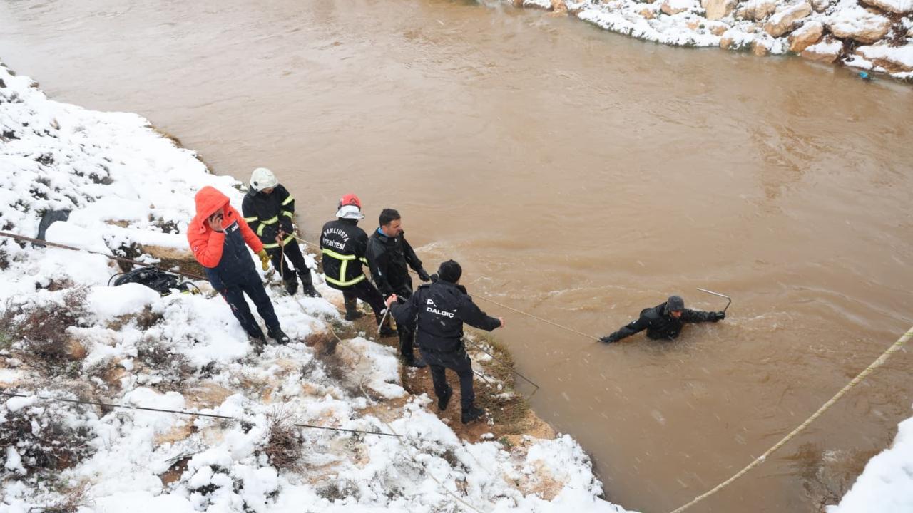 Şanlurfa’da otomobil su kanalına düştü: 4 kişi aranıyor