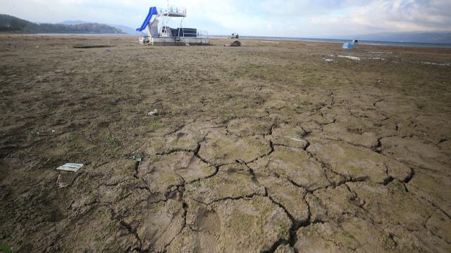 Sapanca Gölü'nde su seviyesi düştü, tekneler karaya oturdu