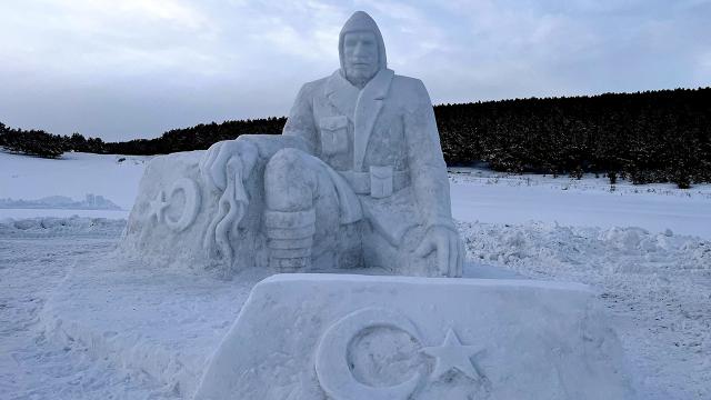 Sarıkamış şehitleri kardan heykellerle anılıyor