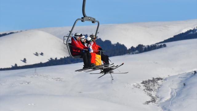 Sarıkamış Kayak Merkezi'nde vatandaşların kayak keyfi sürüyor