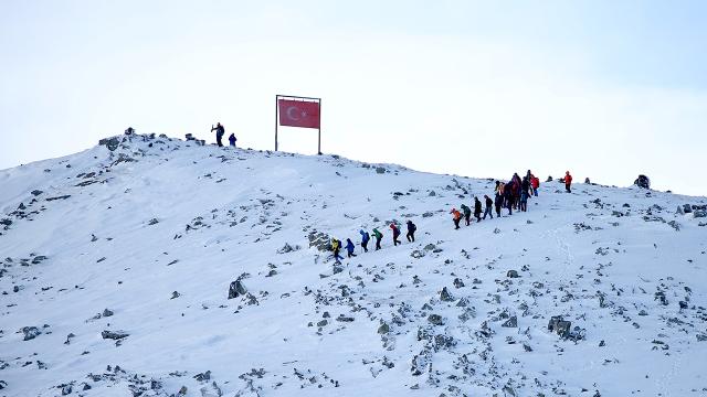 Dağcılardan şehitler için eksi 20 derecede anlamlı vefa yürüyüşü