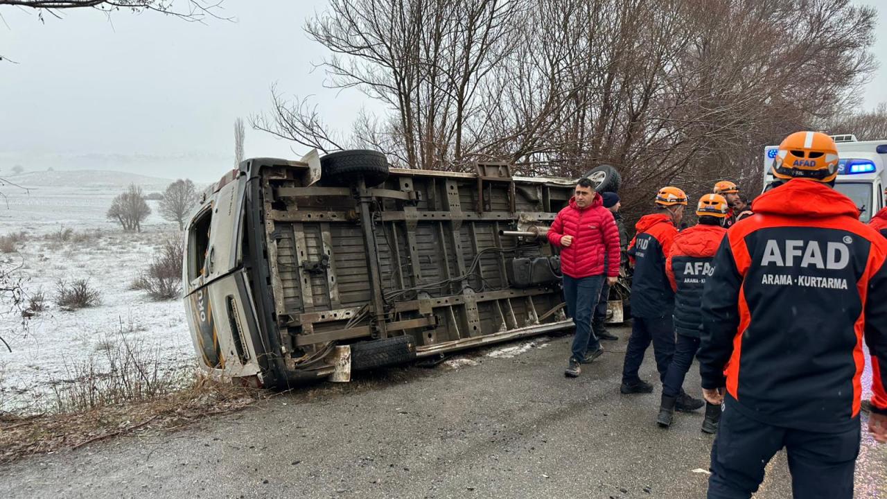 Sivas’ta öğrenci servisi devrildi: 15 yaralı