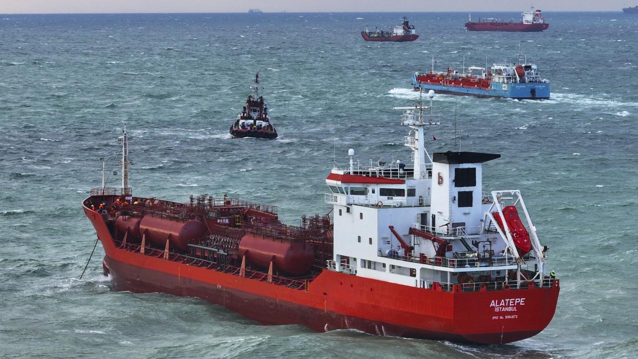 Küçükçekmece açıklarında iki tankerden acil yardım çağrısı - Son Dakika Haberleri