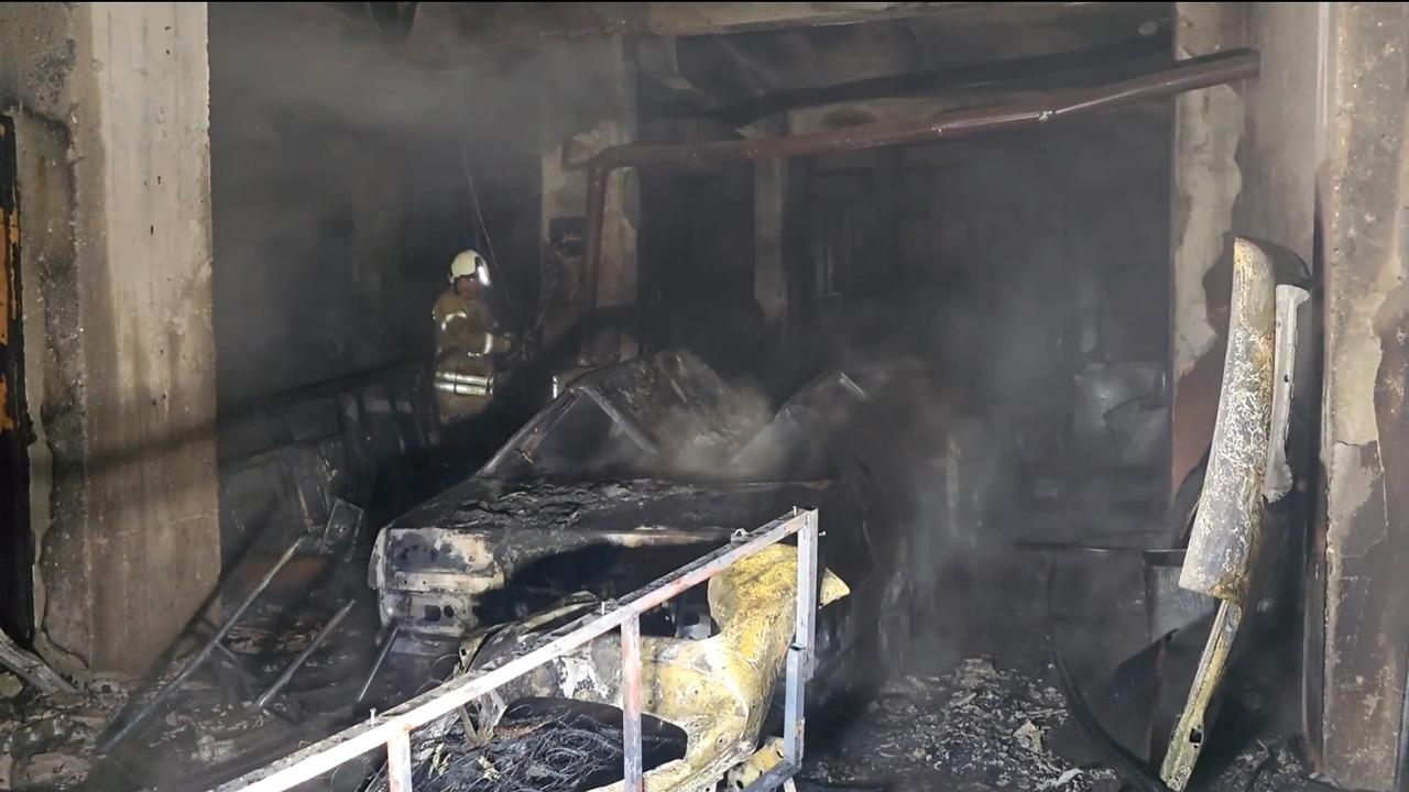 İstanbul'da kaporta boya dükkanında yangın: 4 araç küle döndü