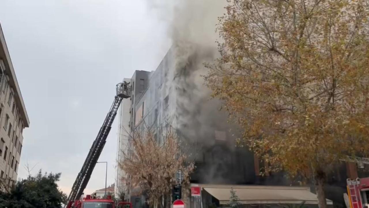 Kadıköy'de 5 katlı binada yangın