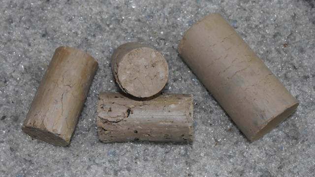 Cam, lastik ve poşet atıklarıyla dayanıklılığı yüksek yol kaplama malzemesi ürettiler