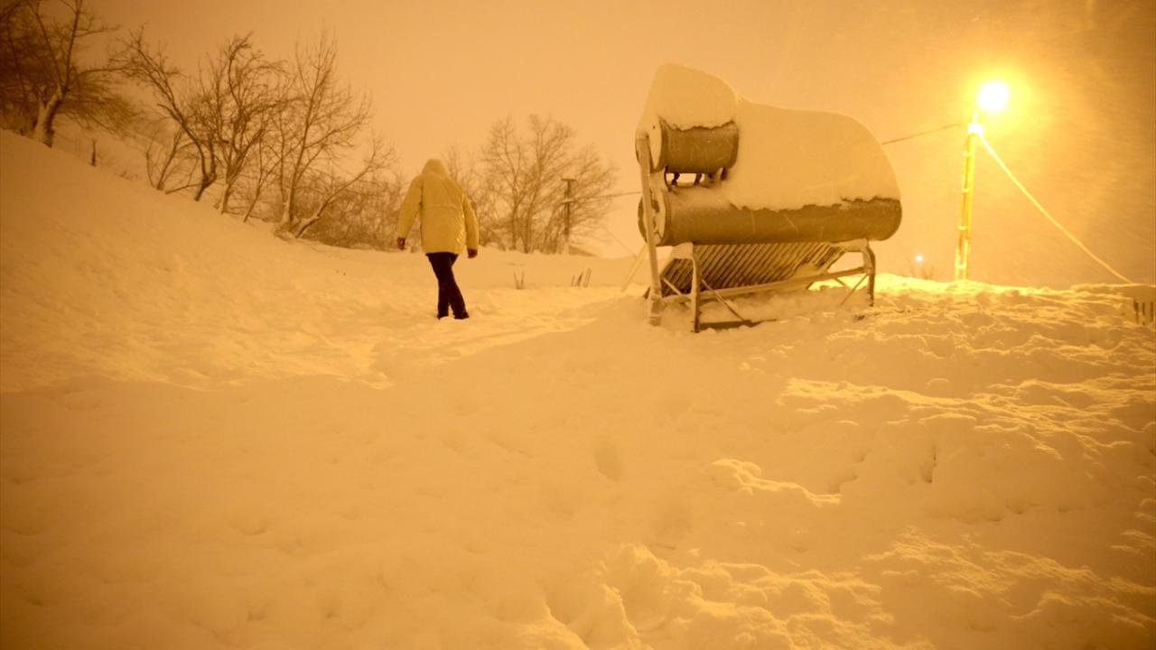 Bitlis`te çığ altında kalan 2 kişi kurtarıldı