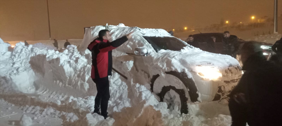 3 aracın üzerine çığ düştü