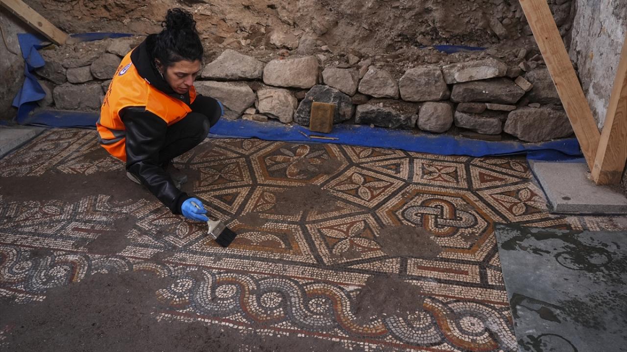 70 yıl sonra mozaik taban bulundu