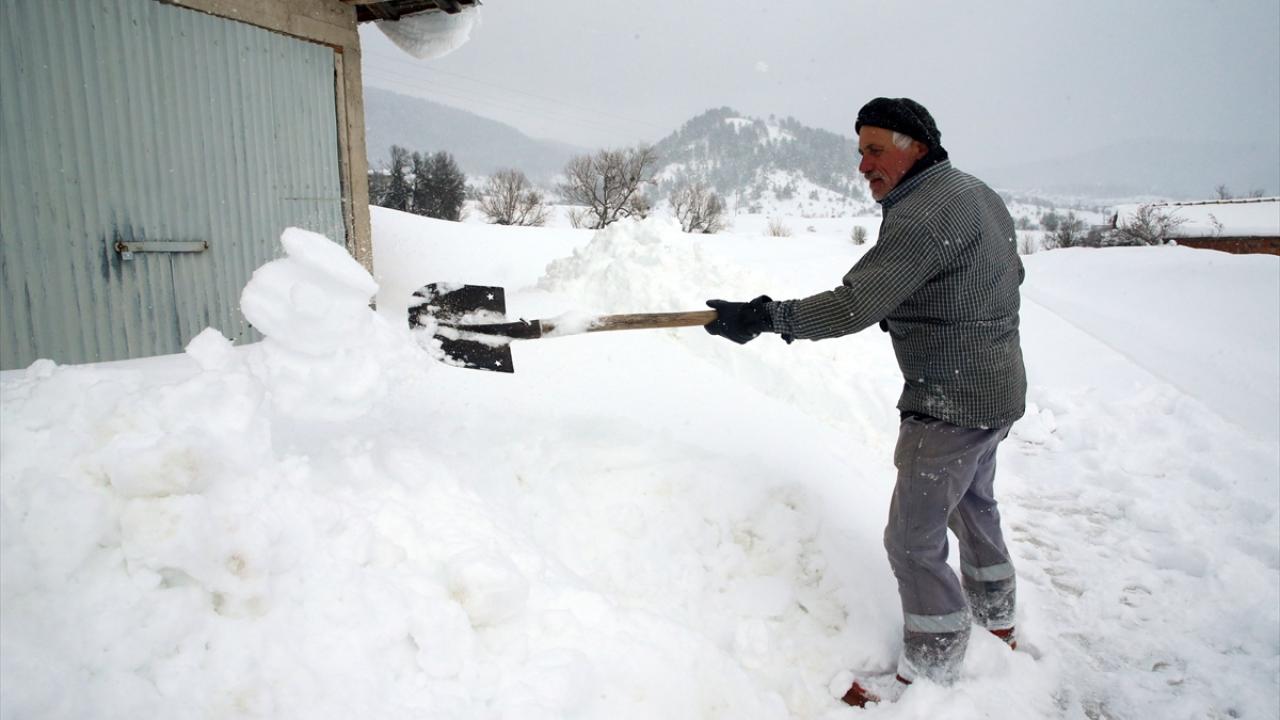 "Römorkun üzeri karla doldu, ağırlıktan lastiği patlamış"