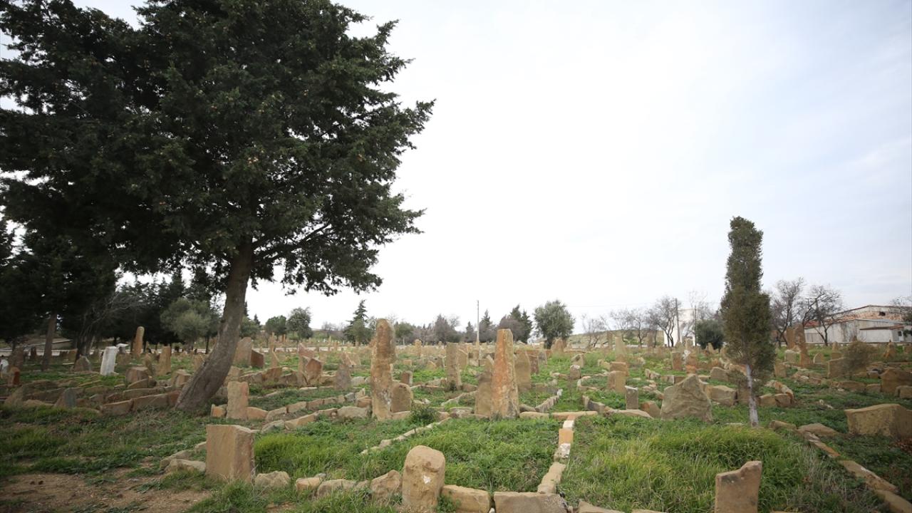 "Ahlat mezarlığına benzer tarihi Türk mezarlığı ortaya çıkmakta"