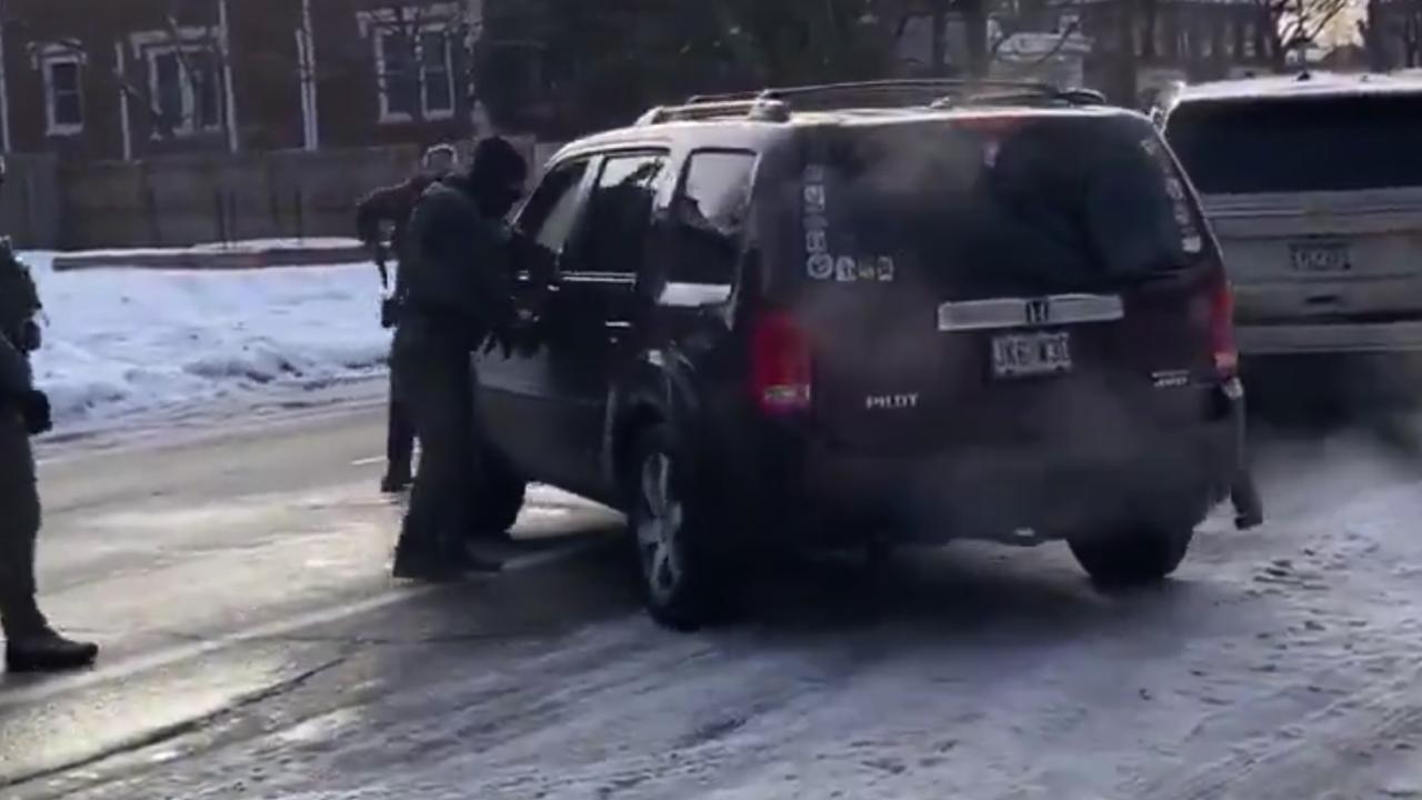 ABD’de ICE polisleri, göçmen operasyonlarını izleyen ABD vatandaşını silahla vurdu