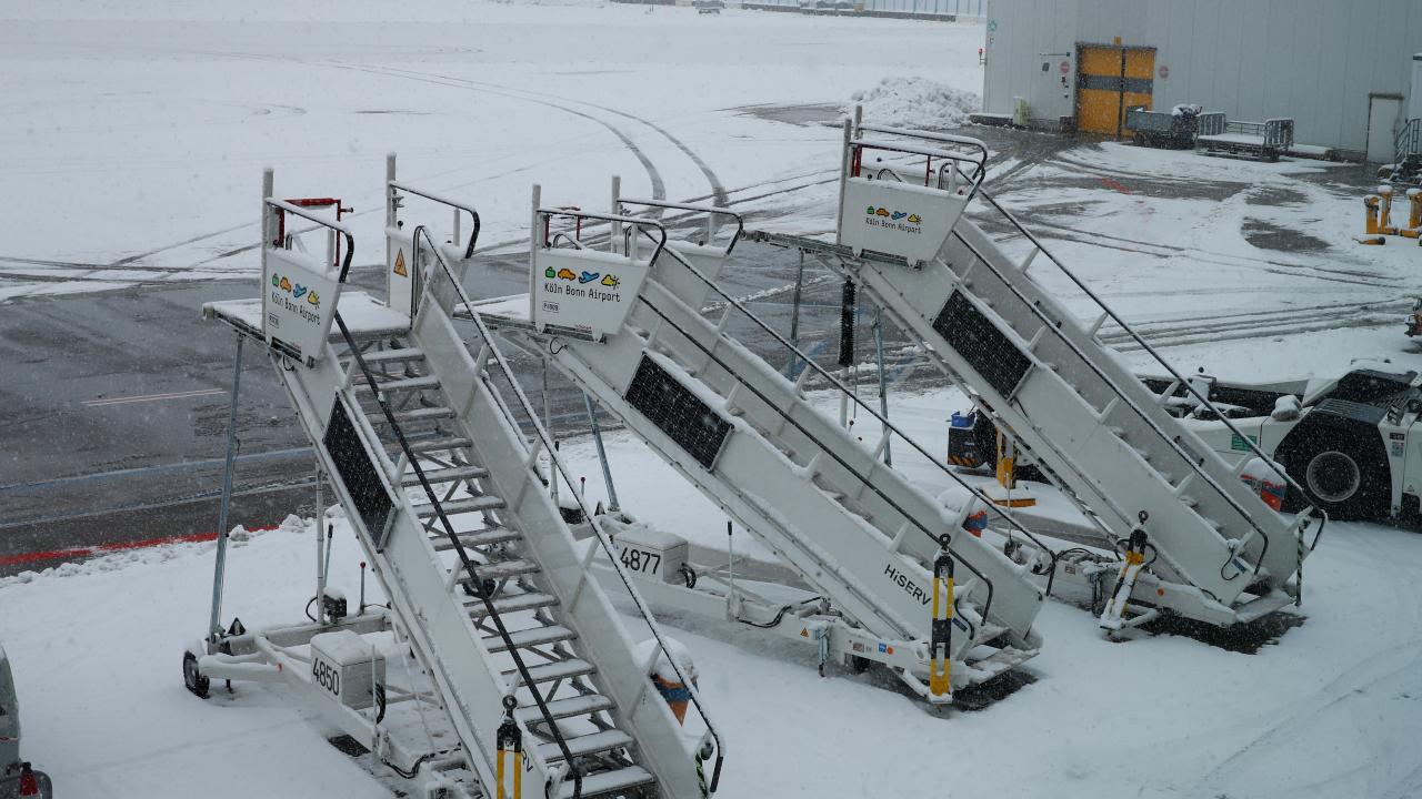 Avrupa'da zorlu kış şartları nedeniyle yüzlerce uçuşta iptal ve gecikme yaşanıyor