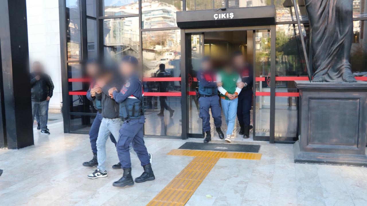 Alanya’da polisin üzerine motosiklet süren 2 kişi tutuklandı