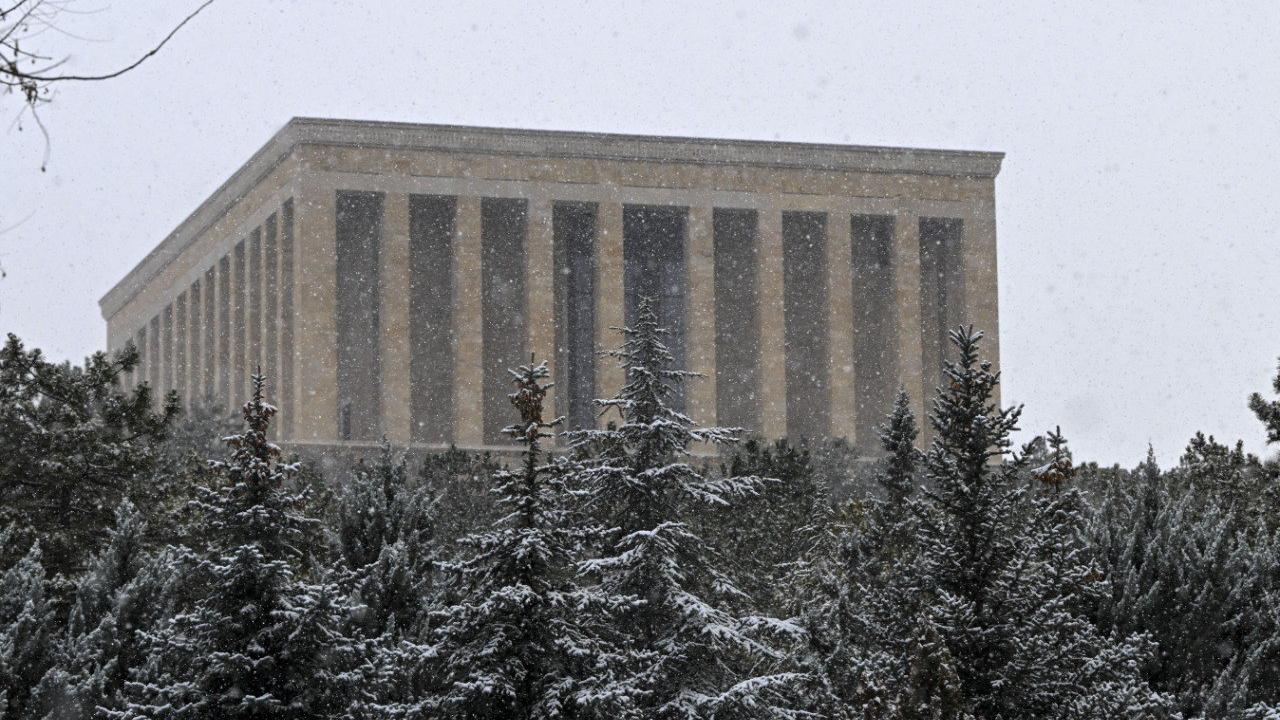 Ankara yeni yıla kar ile uyandı