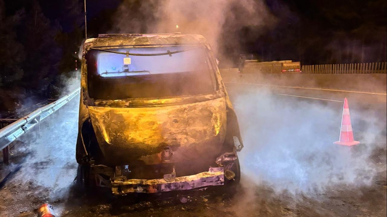 Adana'da seyir halindeki çekici yandı