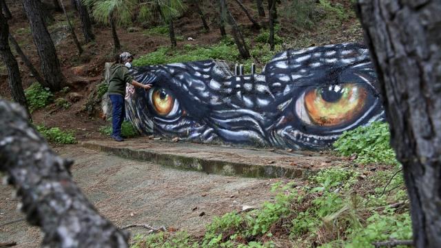 "Grafiti" sanatçısı Axel Mengü, turistik ilçeye renk katıyor