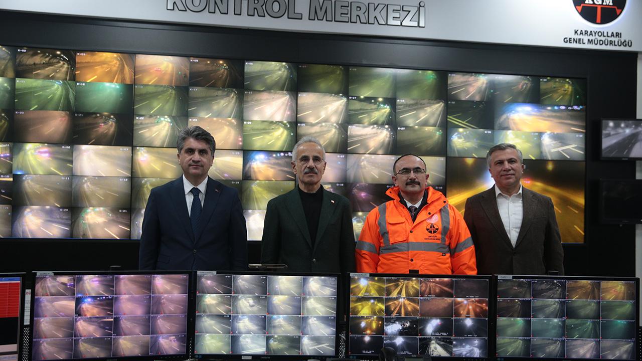 Bakan Uraloğlu: Karla mücadeledeki anlık trafiği monitörlerle takip ediyoruz