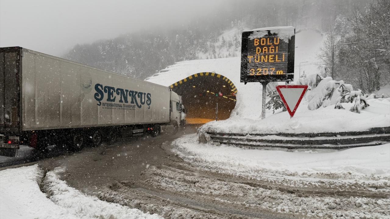 Bolu Dağı’nda ağır tonajlı araçların geçişine izin verilmiyor