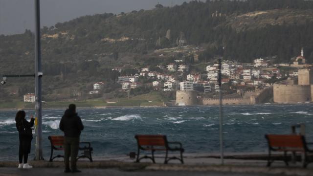 Çanakkale Boğazı kuvvetli fırtına nedeniyle transit gemi geçişlerine kapatıldı