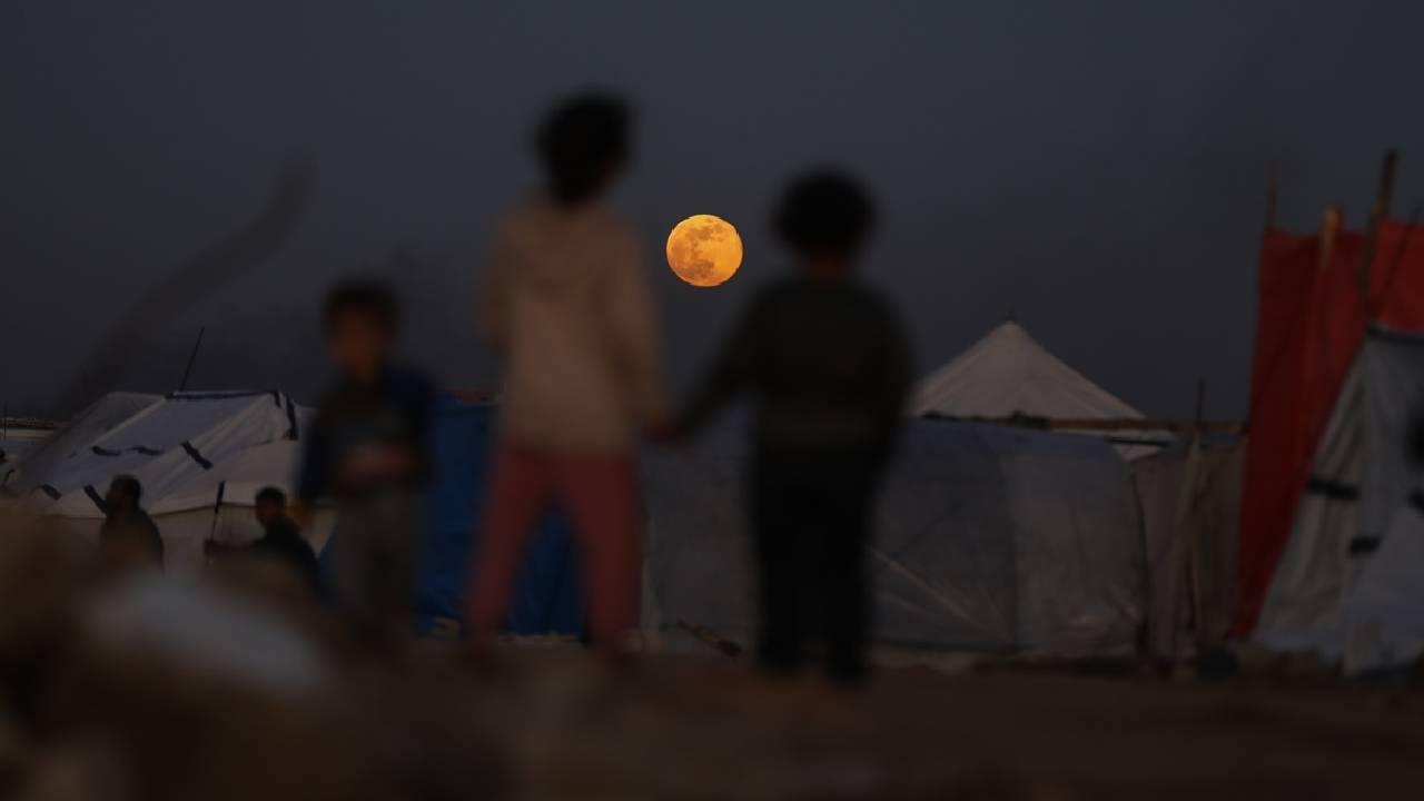 Katil İsrail ordusu, Gazze’de çadırları ve okulları bombalayarak 7 Filistinliyi öldürdü