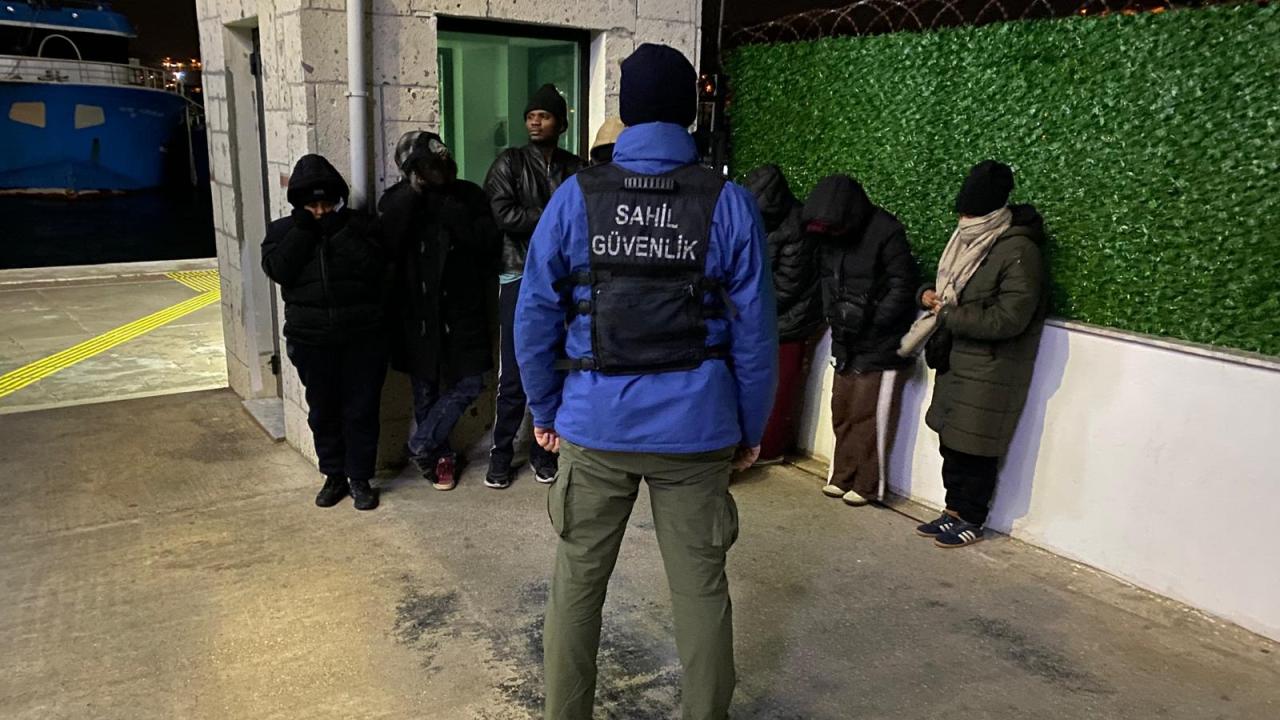 İzmir'de 10 düzensiz göçmen ve 3 insan kaçakçısı yakalandı