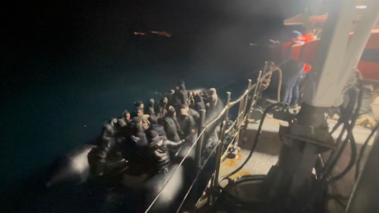 İzmir açıklarında 74 düzensiz göçmen yakalandı