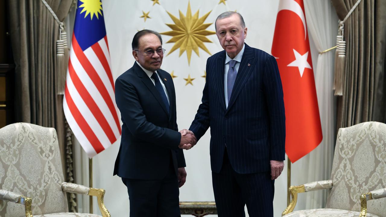 Cumhurbaşkanı Erdoğan, Malezya Başbakanı Enver ile görüştü