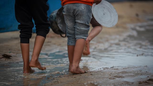 Gazze’de olumsuz hava koşulları, yerinden edilenlerin dramını derinleştiriyor