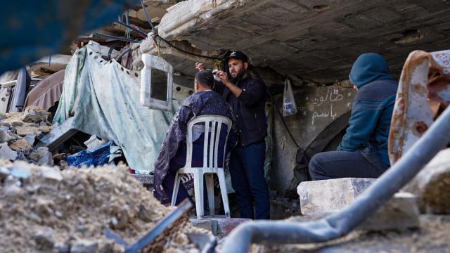 Filistinli Berber Basim, işine yıkılan evinin enkazında devam ediyor