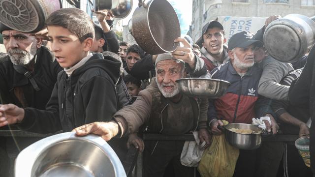 Nuseyrat Kampı'ndaki Filistinlilere sıcak yemek dağıtımı yapıldı