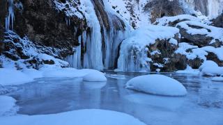 Büyük bölümü donan Erzincan'daki Girlevik Şelalesi'nde buz sarkıtları oluştu