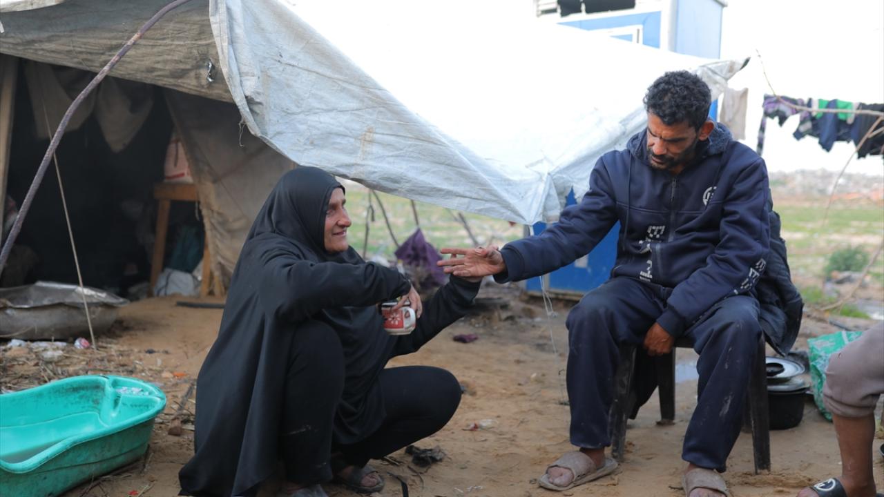 Gazzeli görme engelli çift, yaşamlarını çocuklarının yardımlarıyla sürdürüyor
