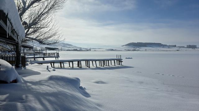 Sivas'ta Hafik Gölü'nün yüzeyi buz tuttu