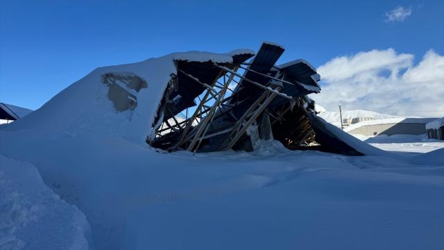 Hakkari'de kar nedeniyle bazı halı saha ve binaların çatıları çöktü
