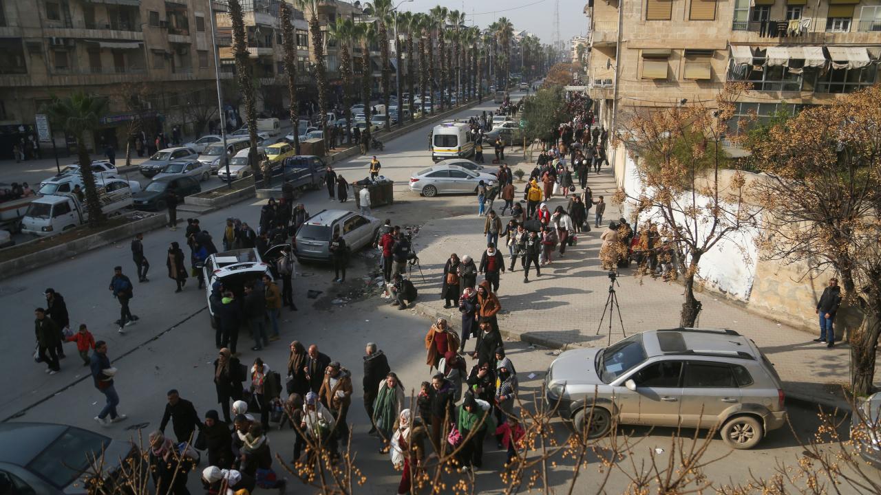 SDG, Halepte işgal ettiği bölgelerden çıkmak isteyen sivilleri hedef alıyor