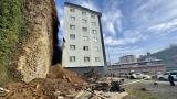 Trabzon'da toprak kaymasından etkilenen binada hasar tespit çalışmaları sürüyor