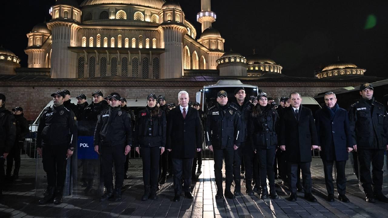 İstanbul Valisi Gül, Taksim Meydanı'nda görev yapan personeli ziyaret etti