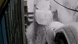 Kağıthane'de, kar topu oynayan çocuk kazadan saniyelerle kurtuldu