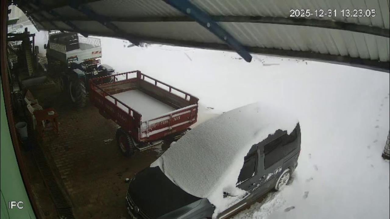 Karın ağırlığını taşıyamayan fabrika çatısı çöktü