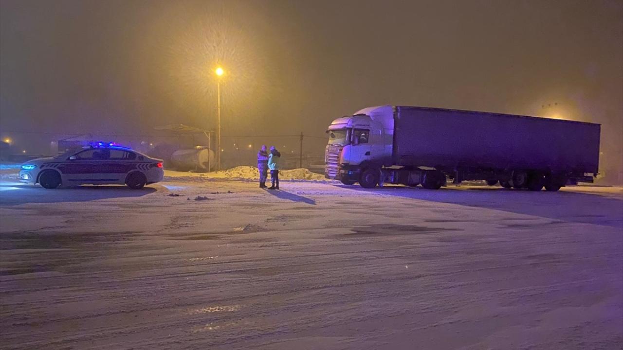 KarsArdahan kara yolu ağır tonajlı araç trafiğine kapatıldı