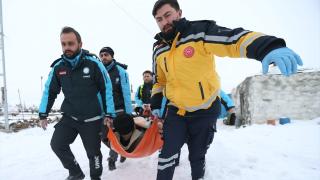 Sağlık ekipleri karla kaplı dağları aşarak hastalara ulaşıyor