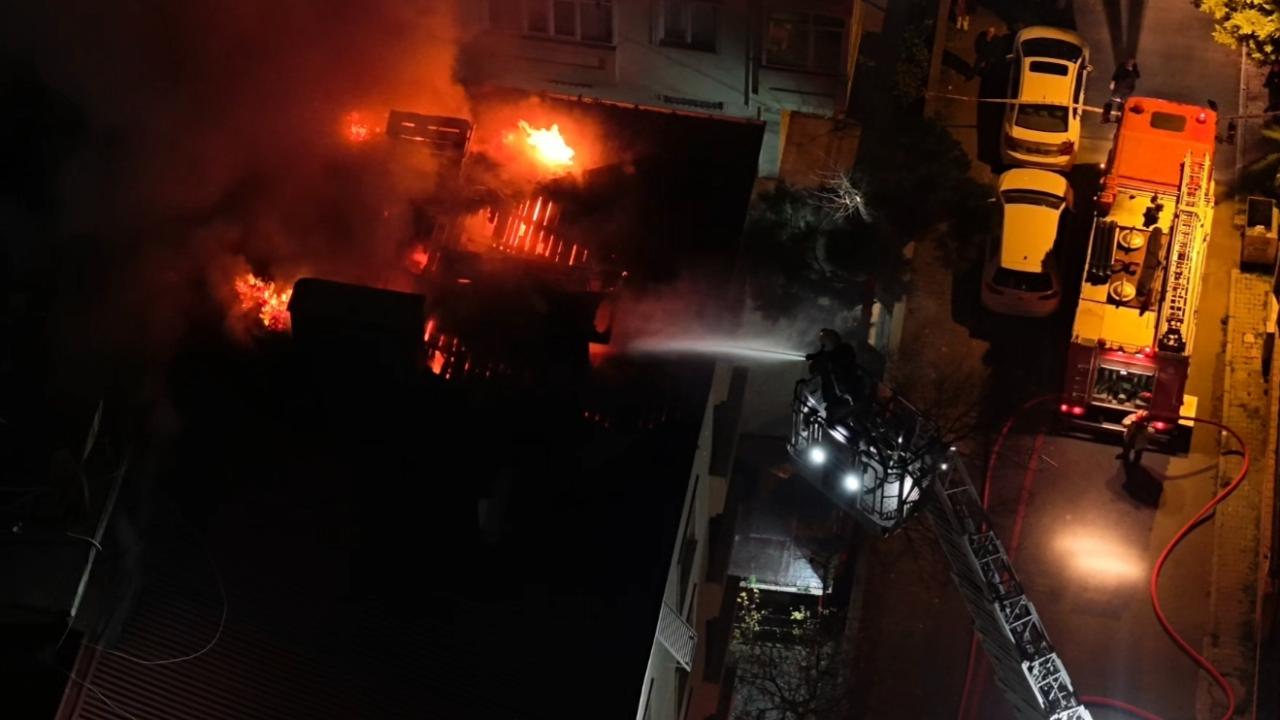 İstanbul'da 5 katlı binanın çatısında yangın
