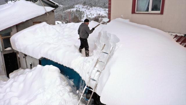 Kar kalınlığının bir metreyi aştığı dağ köylerinde vatandaşlar kürekle mesaide