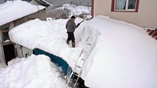 Kar kalınlığının bir metreyi aştığı dağ köylerinde vatandaşlar kürekle mesaide